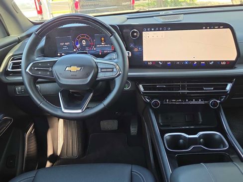Used 2025 Chevrolet Traverse LT w/ Enhanced Driving Package FWD image 14