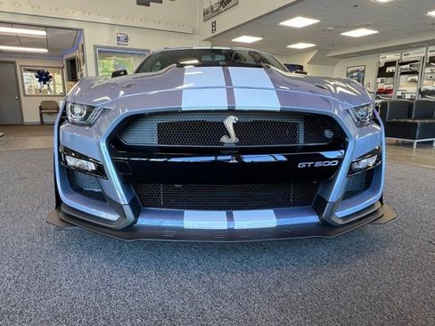 Used 2022 Ford Mustang Shelby GT500 w/ Carbon Fiber Track Pack RWD image 2