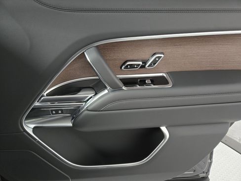 New 2025 Land Rover Range Rover SE image 18