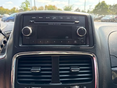 Used 2017 Dodge Grand Caravan Crew FWD image 22