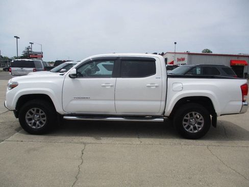 Used 2017 Toyota Tacoma SR5 w/ Tow Package AWD/4WD image 3