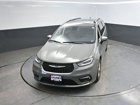 Used 2023 Chrysler Pacifica Limited FWD image 30