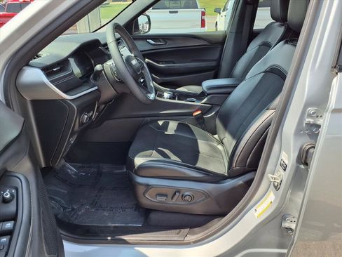 Used 2024 Jeep Grand Cherokee Altitude image 14