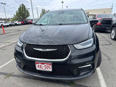 Used 2024 Chrysler Pacifica Limited FWD image 2