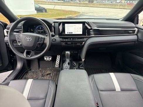 Used 2025 Toyota Camry SE image 18