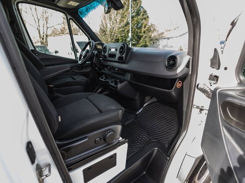 Used 2019 Freightliner Sprinter 3500 image 20