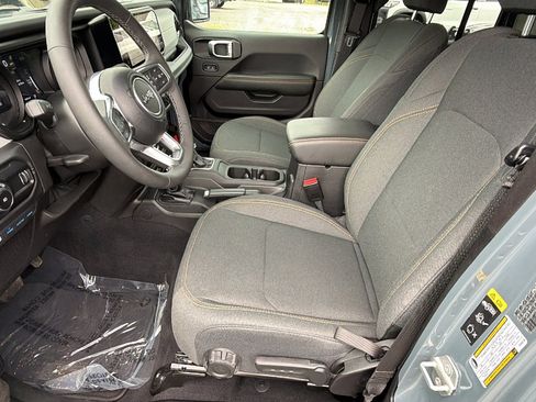 Used 2025 Jeep Wrangler Unlimited Sahara AWD/4WD image 16