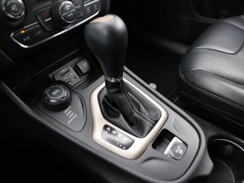 Used 2017 Jeep Cherokee Limited AWD/4WD image 28