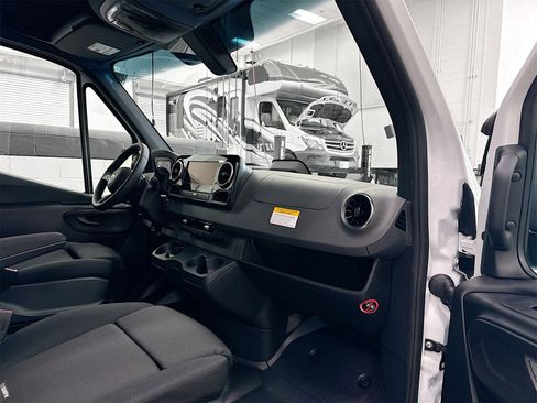 New 2025 Mercedes-Benz Sprinter 2500 image 28