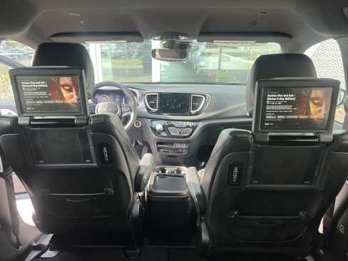 Used 2022 Chrysler Pacifica Touring-L w/ Uconnect Theater Family Group AWD/4WD image 11