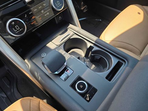 Used 2025 Land Rover Discovery Dynamic SE AWD/4WD image 33