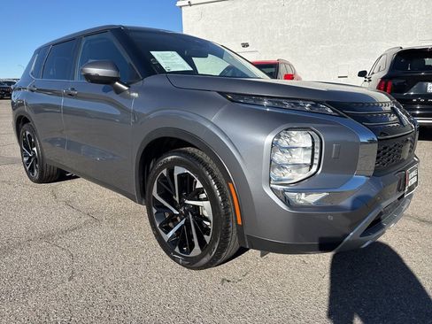 Used 2024 Mitsubishi Outlander SE image 2