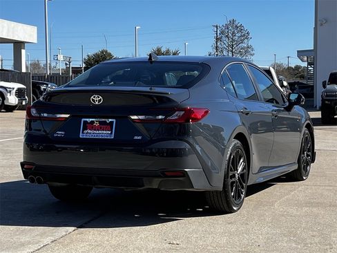 Used 2025 Toyota Camry SE image 4