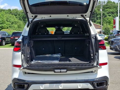 Used 2024 BMW X5 xDrive40i w/ M Sport Package AWD/4WD image 32