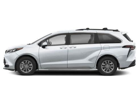 Used 2025 Toyota Sienna XLE FWD image 3