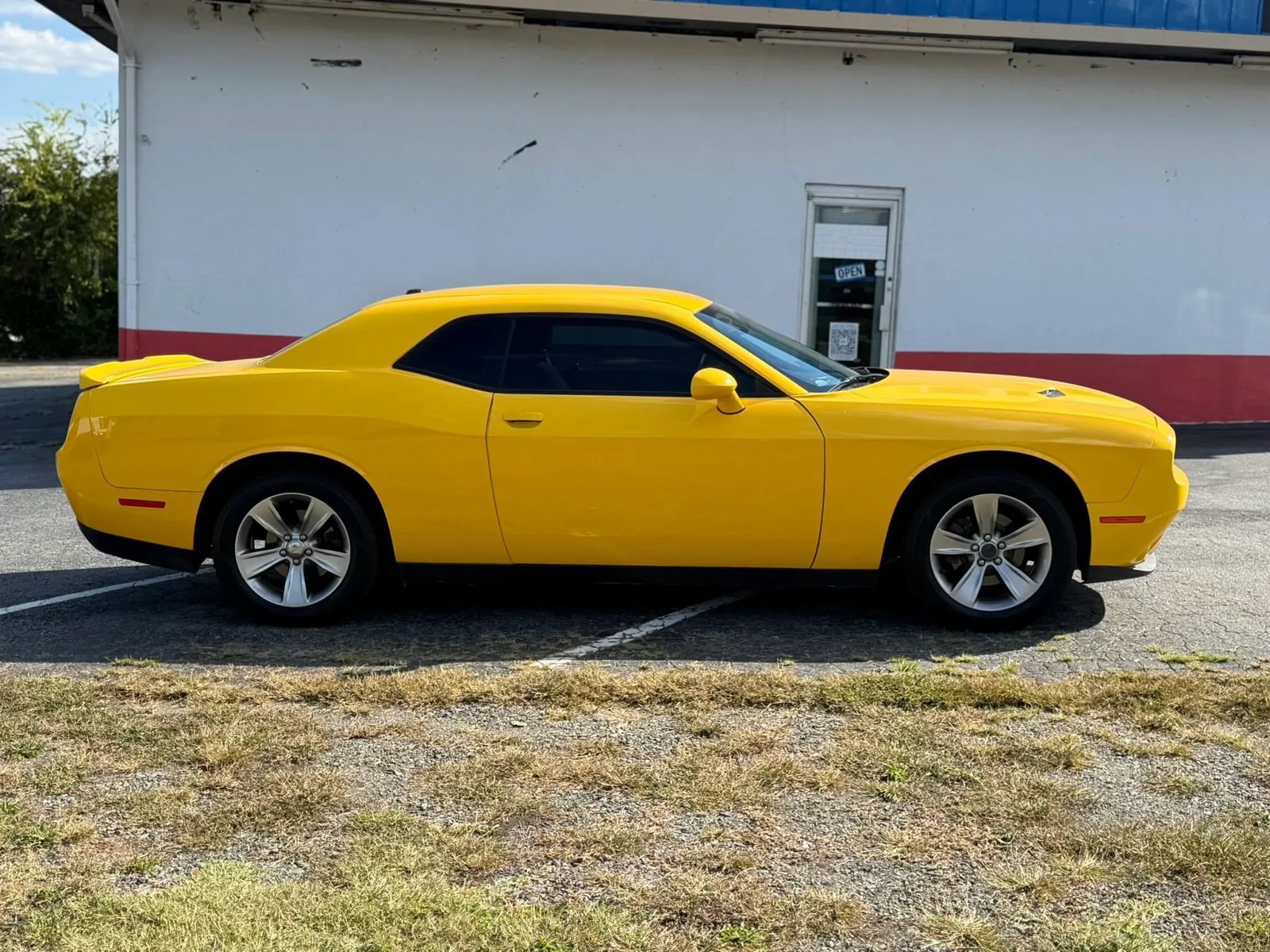 Used 2018 Dodge Challenger SXT w/ Driver Convenience Group RWD image 4