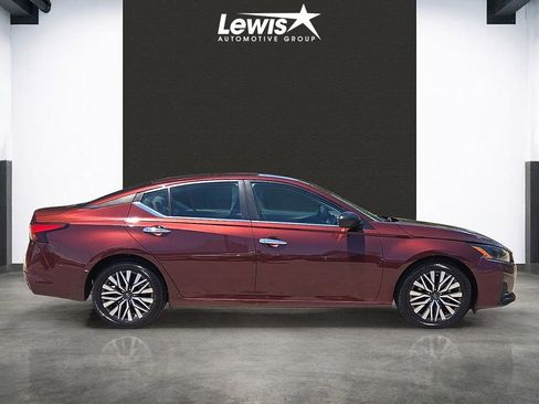 Used 2024 Nissan Altima 2.5 SV FWD image 5