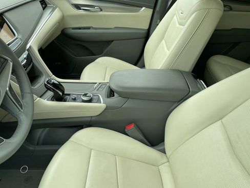 Used 2022 Cadillac XT5 Premium Luxury w/ Technology Package AWD/4WD image 7