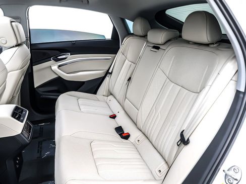 Used 2022 Audi e-tron Prestige image 9