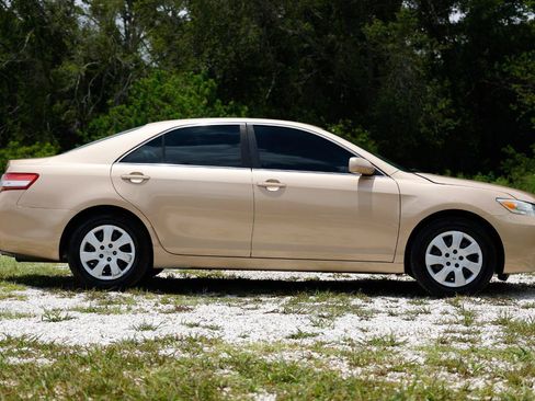 Used 2010 Toyota Camry LE FWD image 13