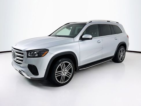 Used 2025 Mercedes-Benz GLS 450 4MATIC image 3