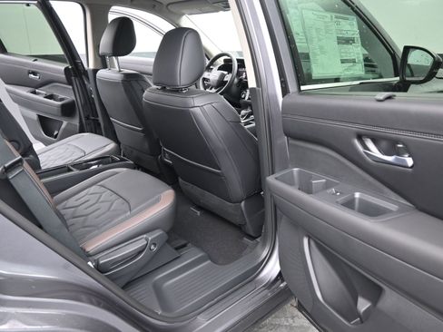 New 2026 Nissan Pathfinder Platinum FWD image 20
