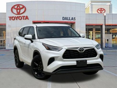Used 2023 Toyota Highlander L FWD image 1