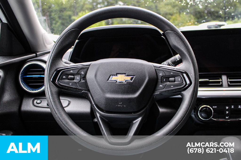 Used 2025 Chevrolet Trax LT FWD image 24