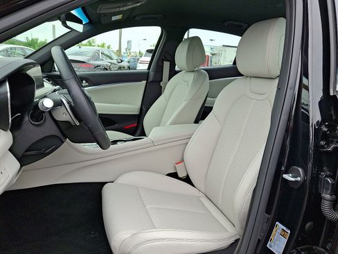 Used 2025 Genesis G70 2.5T image 13