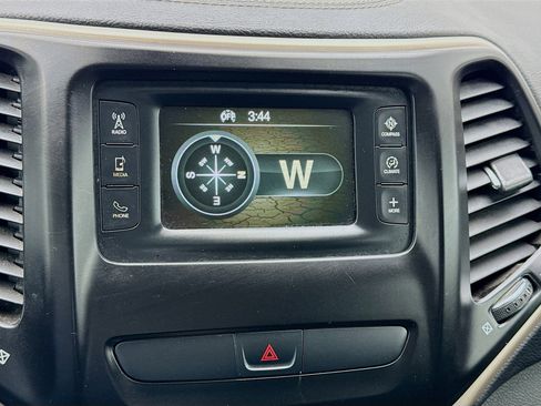 Used 2017 Jeep Cherokee Latitude image 9