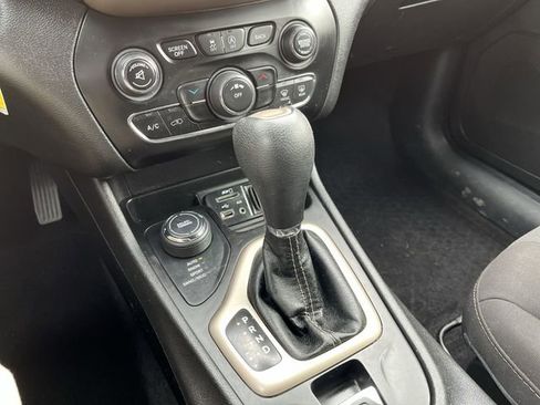 Used 2017 Jeep Cherokee Latitude w/ Cold Weather Group image 22