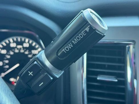 Used 2019 Nissan Titan SV image 11