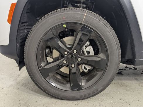 New 2025 Jeep Grand Cherokee Altitude image 11