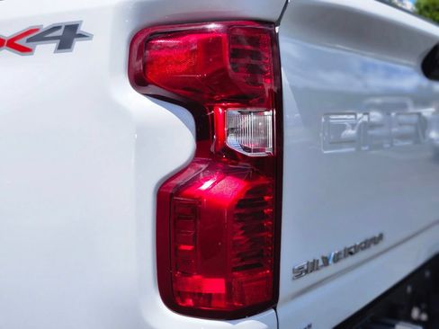 Used 2025 Chevrolet Silverado 2500 LT w/ Convenience Package AWD/4WD image 9