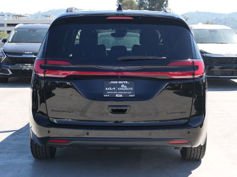 Used 2025 Chrysler Pacifica Limited FWD image 5
