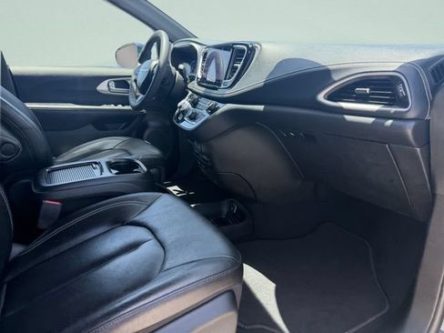 Used 2022 Chrysler Pacifica Touring-L w/ Uconnect Theater Family Group AWD/4WD image 15