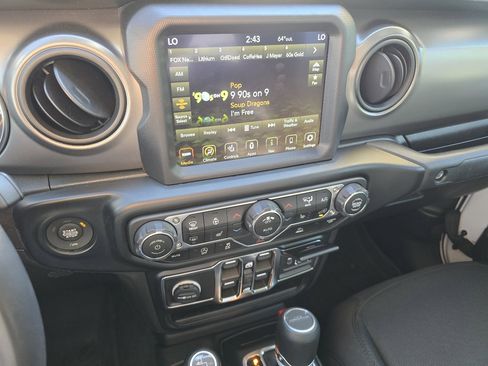 Used 2022 Jeep Gladiator Sport image 37