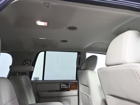 Used 2014 Lincoln Navigator 4WD image 17