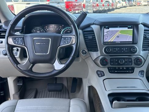 Used 2020 GMC Yukon XL Denali w/ Denali Premium Package image 8