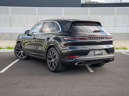 Certified 2025 Porsche Cayenne E-Hybrid AWD/4WD image 3