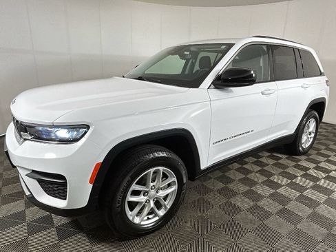 Used 2023 Jeep Grand Cherokee Laredo AWD/4WD image 7