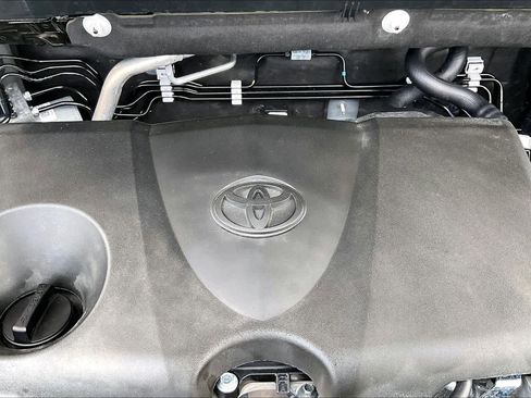 Used 2025 Toyota RAV4 XLE FWD image 33