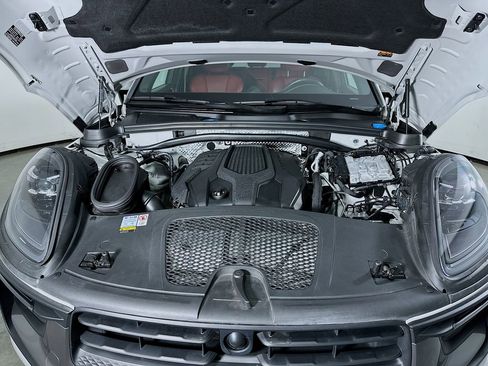 Certified 2023 Porsche Macan Turbo AWD/4WD image 33