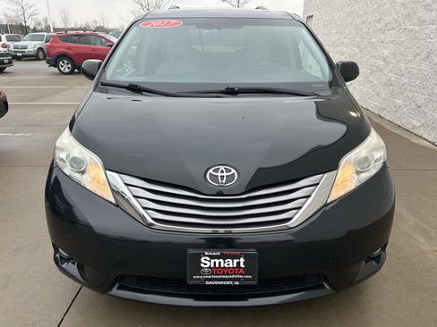 Used 2017 Toyota Sienna XLE image 2