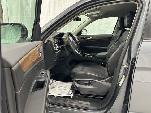 Used 2025 Volkswagen Atlas SE image 10