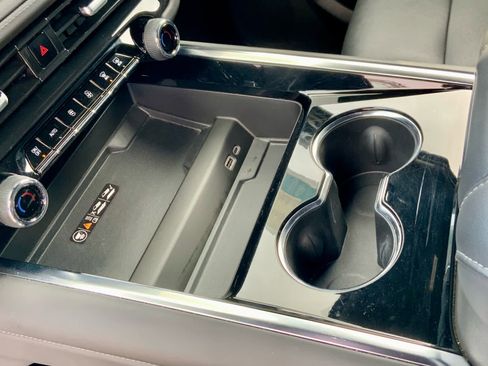 Used 2025 Chevrolet Suburban Z71 AWD/4WD image 43