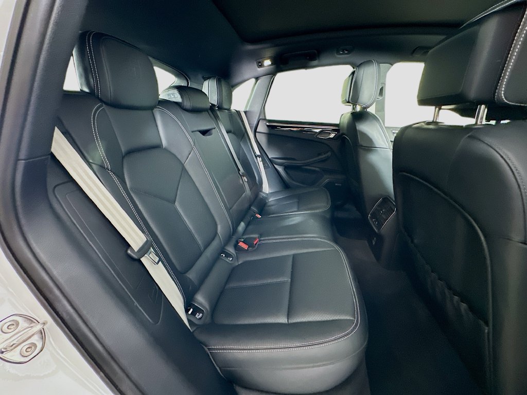 Certified 2025 Porsche Macan AWD/4WD image 29