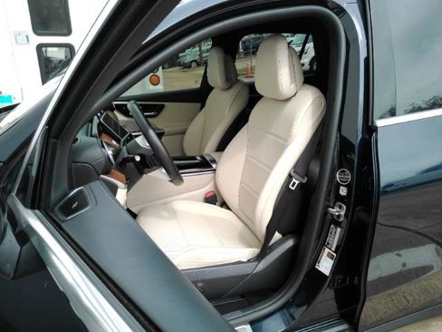 Used 2023 Mercedes-Benz GLC 300 4MATIC w/ Exclusive Trim Package image 16