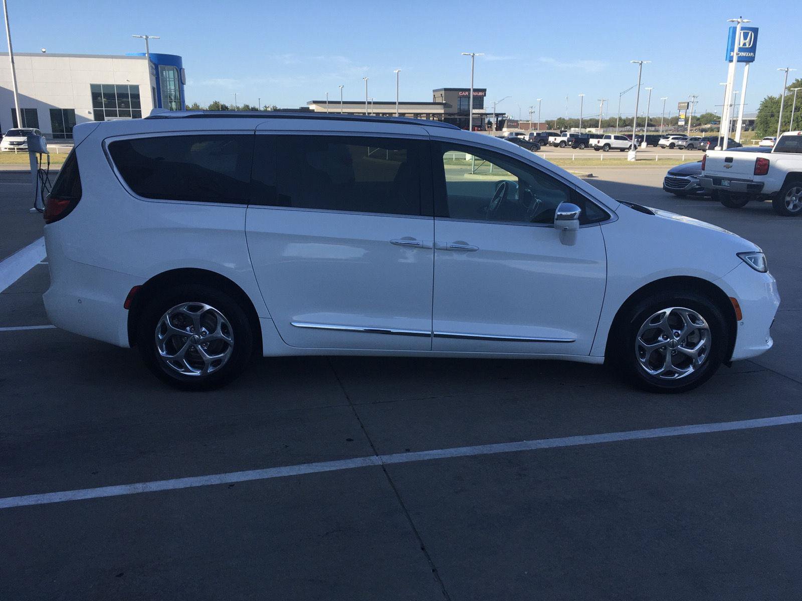 Used 2021 Chrysler Pacifica Limited w/ Premium & Safety Sphere Group AWD/4WD image 5