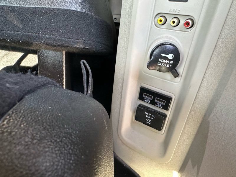 Used 2014 Chrysler Town & Country Touring FWD image 15